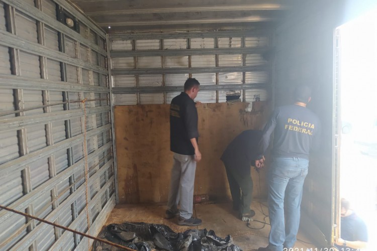 Cocaína estava escondida no fundo falso de um caminhão