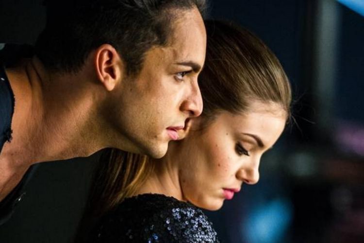 Camila Queiroz e Rainer Cadete interpretam Angel e Risky na primeira temporada de Verdades Secretas; confira que horas e onde assistir ao vivo à reprise da novela hoje, quarta-feira, 1º de dezembro (01/12) 