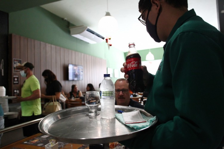 FORTALEZA,CE, BRASIL, 30.11.2021:Garçom atende clientes no restaurante Maria Clara, centro.Número de pessoas trabalhando no Ceará é o maior desde começo da pandemia.   (Fotos: Fabio Lima/O POVO).