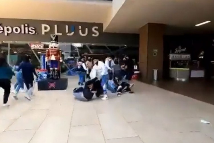 Em vídeo, fãs brigam durante compra de ingressos para novo filme da franquia 'Homem Aranha' da Marvel 