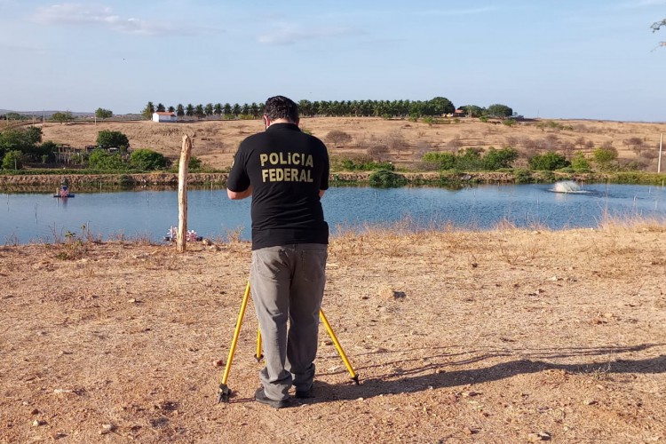 Perito realiza perícia na empresa investigada para levantar os valores investidos pelo servidor público suspeito