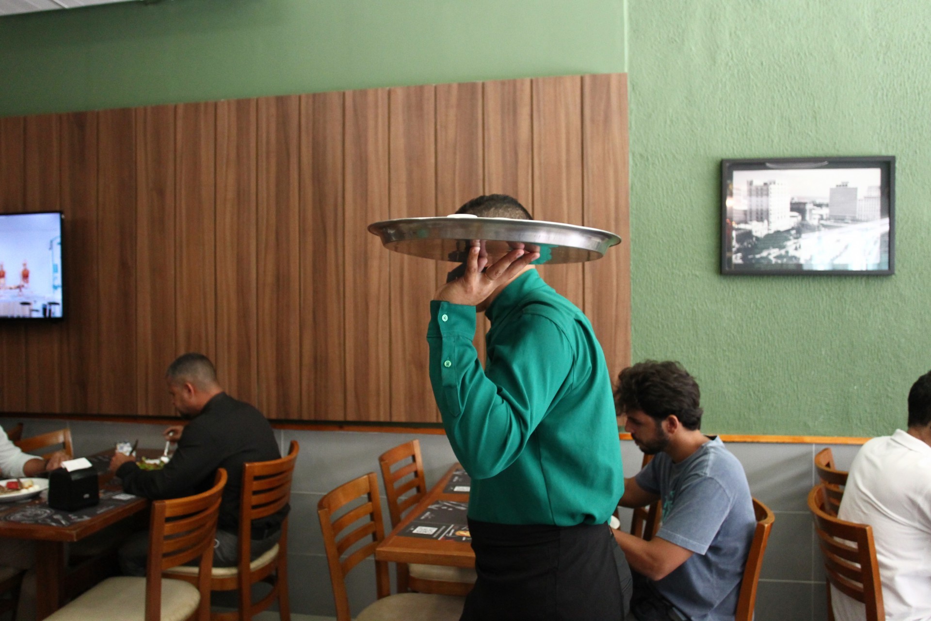 ￼SETOR de serviços liderou o saldo de empregos em novembro (Foto: FABIO LIMA)