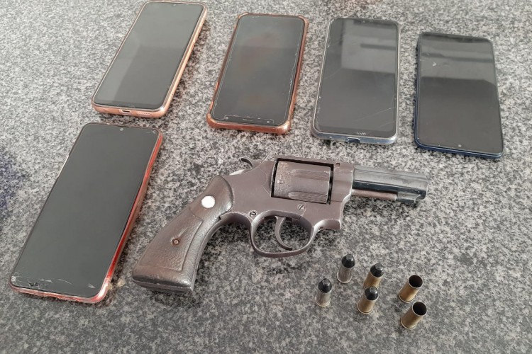 Material apreendido do roubo ao micro-ônibus