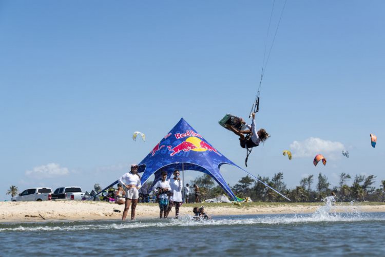 Bruna Kajiya orienta jovens em evento para incentivar a prática do kitesurfe
