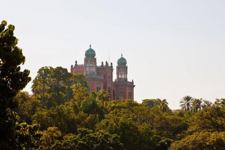 Vista ampliada do Pavilhão Mourisco, também chamado Castelo da Fiocruz, localizado no campus Manguinhos. Este edifício é um singular exemplar arquitetônico inspirado na arte hispano-muçulmana e sua construção está inserida no contexto do ecletismo do início do século 20. Projetado pelo arquiteto Luiz Moraes Junior, o edifício começou a ser erguido em 1905 e foi concluído em 1918. O prédio foi projetado para abrigar laboratórios, biblioteca e salas de trabalho. Atualmente seus espaços foram reapropriados para uso administrativo e cultural.