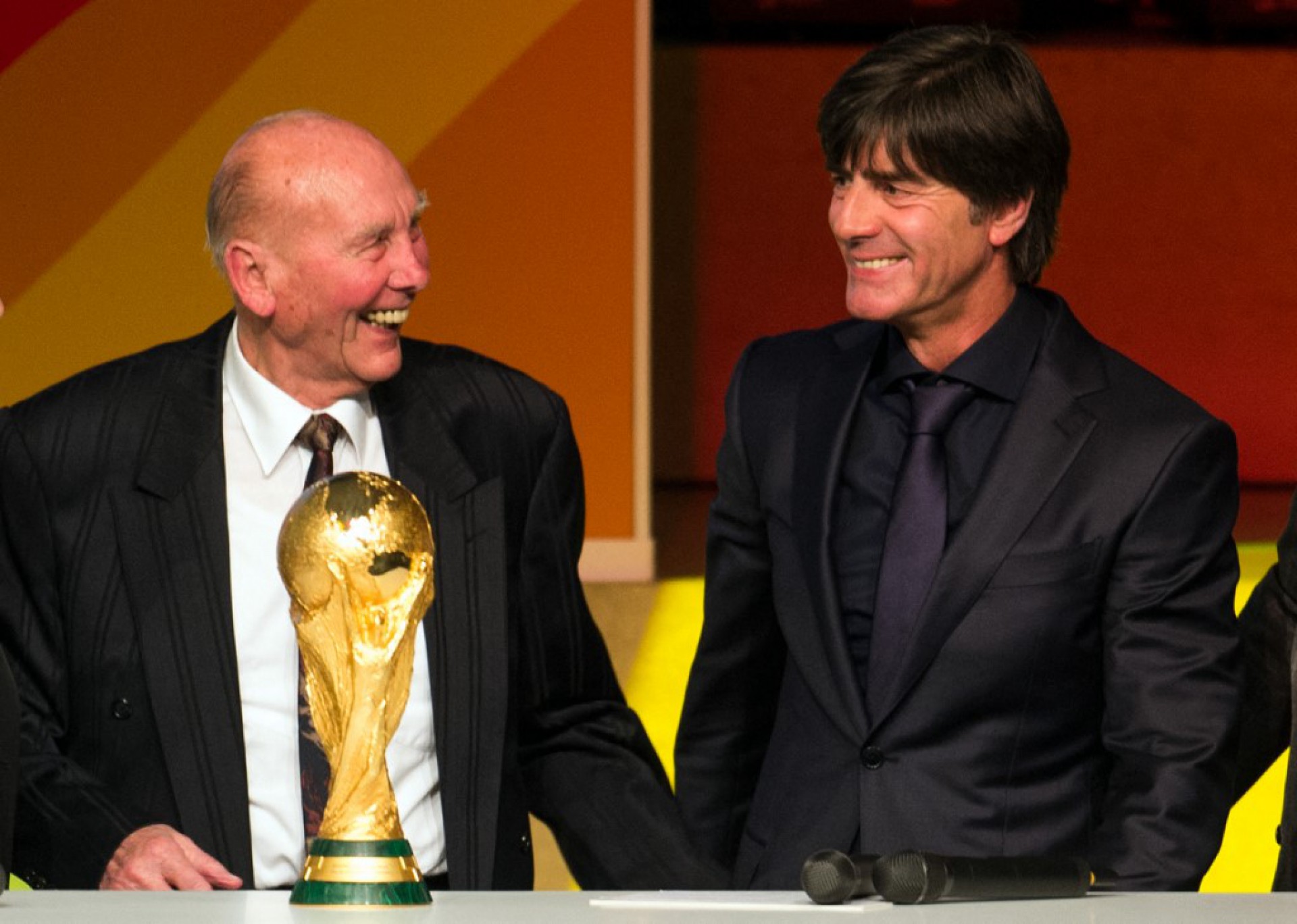 (ARQUIVOS) Nesta foto de arquivo tirada em 23 de outubro de 2015, o então técnico da Alemanha Joachim Löw (R) está ao lado do ex-vencedor da Copa do Mundo da Alemanha Horst Eckel (Foto: BERND THISSEN / DPA / AFP)