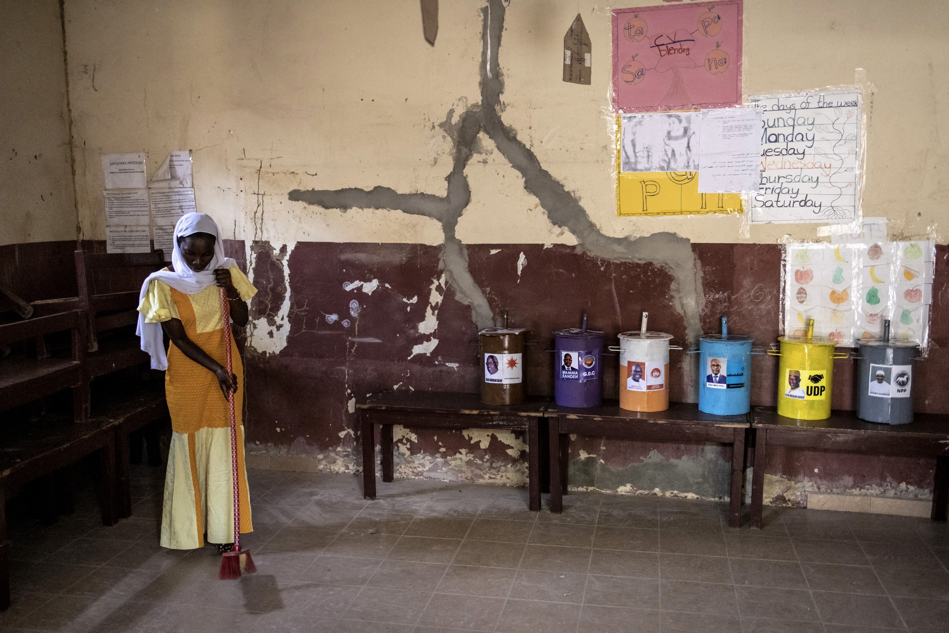 Tambores em que bolinhas de gude são inseridas para votação em Gâmbia (Foto: JOHN WESSELS / AFP)