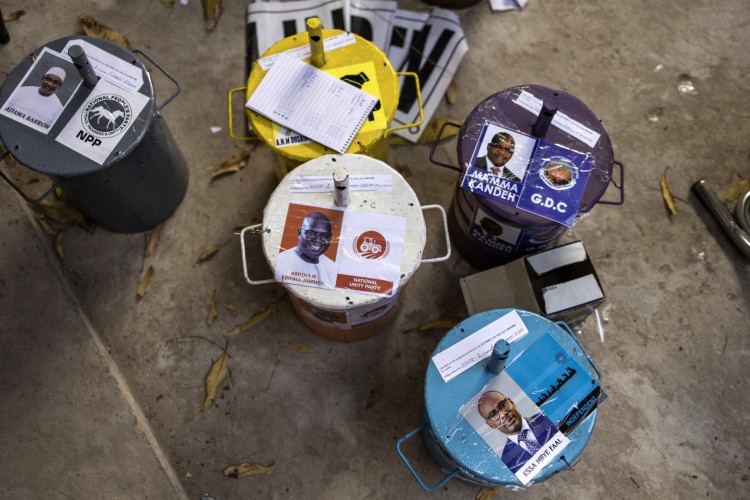 Tambores em que bolinhas de gude são inseridas para votação em Gâmbia