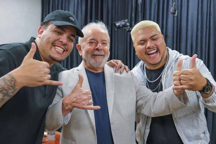 Podcast com Lula tem audiência 36 vezes maior que live de Bolsonaro