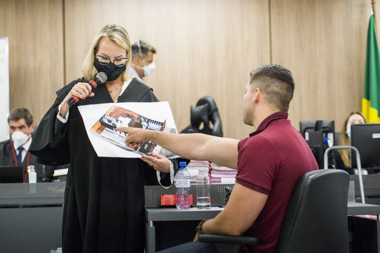 Julgamento da Boate Kiss entra no seu quarto dia com testemunho de vítimas e uma testemunha arrolada pela defesa de um dos réus. Acompanhe transmissão de hoje, 4 de dezembro (04/12)