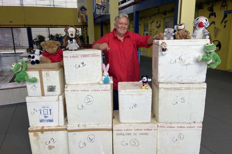 Criador da iniciativa, o professor de História Antero Neto. Máquina do Tempo: Ex-alunos comentam expectativa de abrir cartas escritas há pelo menos 20 anos 
 