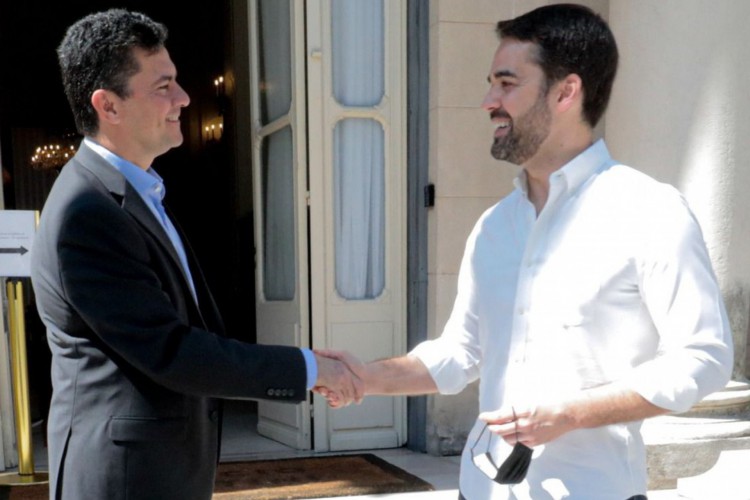Sérgio Moro e o governador do RS, Eduardo Leite, durante encontro em Porto Alegre.
