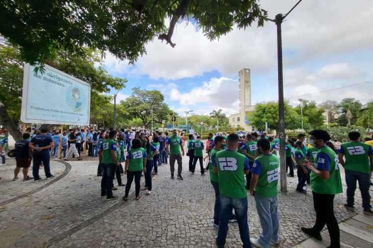 FORTALEZA, CE, BRASIL, 05-12.2021: Candidatos ao Vestibular Uece 2022.1, segunda fase, chegando no campus do Itaperi. em epoca de COVID-19. (Foto:Bemfica de Oliva/ Jornal O POVO)