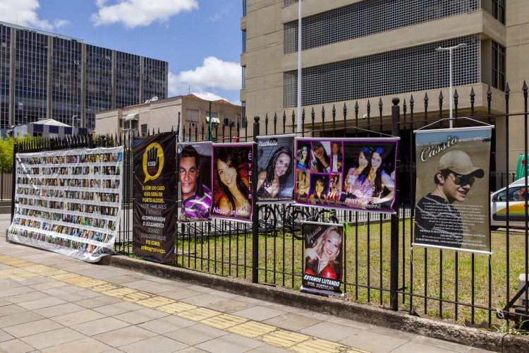 Na área externa do Foro Central I, em Porto Alegre, no Rio Grande do Sul, cartazes homenageiam as vítimas do acidente da Boate Kiss. Acompanhe transmissão de hoje, 6 de dezembro (06/12)