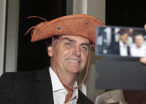 Jair Bolsonaro posa para foto com chapéu de cangaceiro durante visita ao Ceará na campanha de 2018