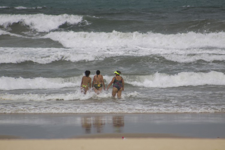 Acumulo de algas no mar da praia do futuro deixa manchas marrons nas águas.