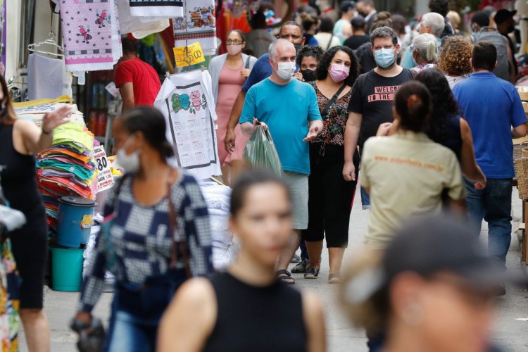 Movimentação de pessoas no centro da cidade no primeiro dia de flexibilização do uso de máscaras ao ar livre no Estado do Rio de Janeiro.