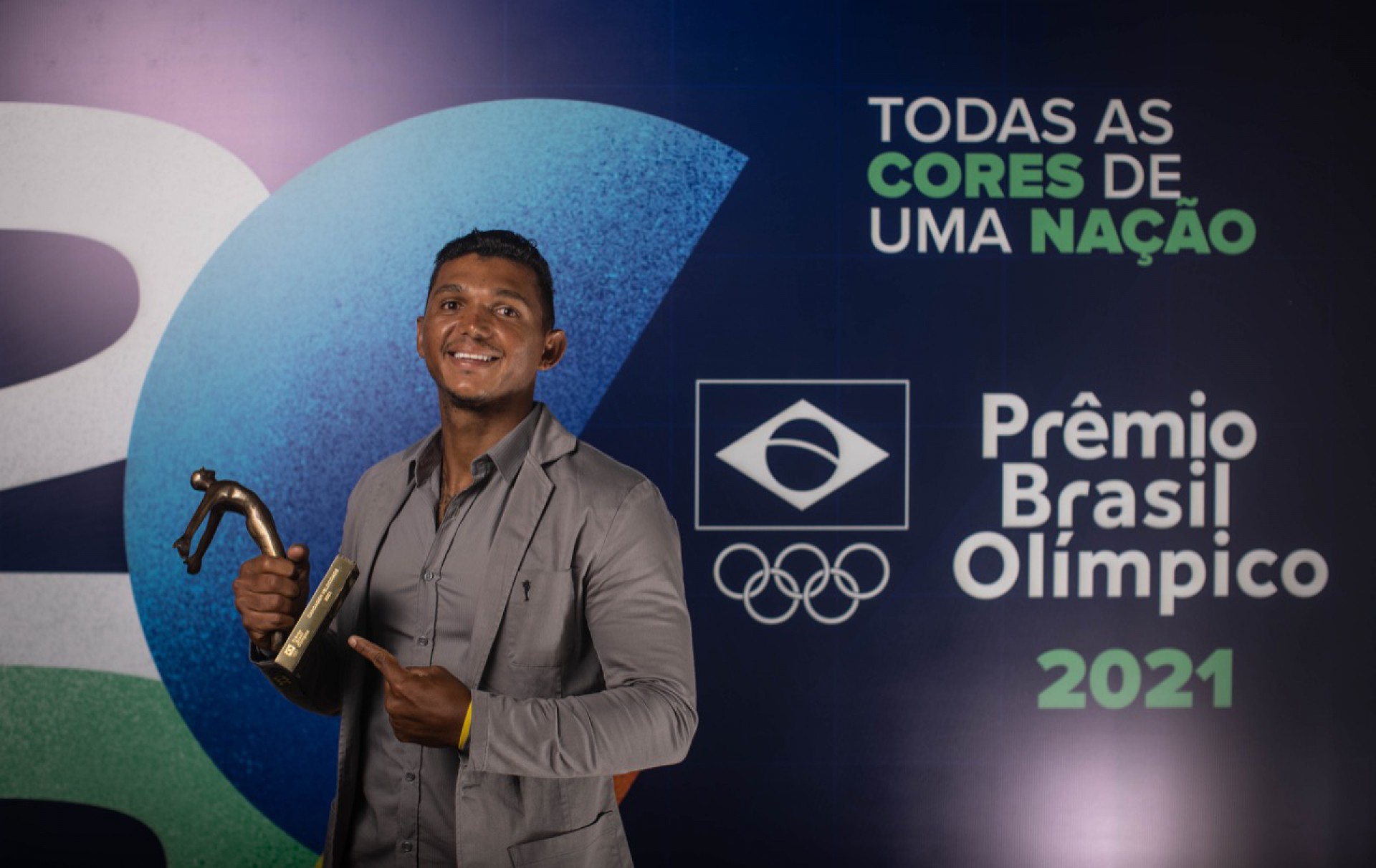 Canoísta Isaquias Queiroz com o troféu do Prêmio Brasil Olímpico 2021 (Foto: Jonne Roriz/COB)