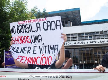 Grupos de ativistas protestaram contra o machismo que leva ao feminicídio durante o julgamento do caso Stefhani Brito, no último dia 7/12, na entrada do Fórum Clóvis Beviláqua  