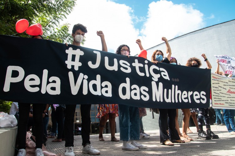 Manifestantes se concentraram em frente ao Fórum Clóvis Beviláqua para pedir a condenação do réu