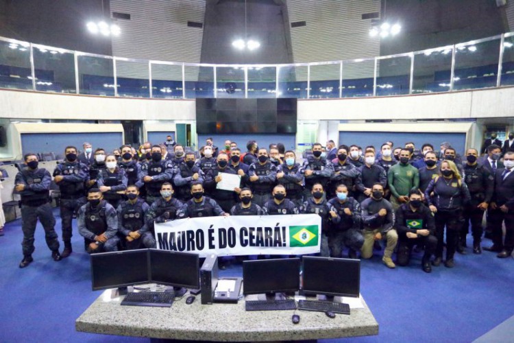 Policiais penais na solenidade em que Mauro Albuquerque recebeu título de cidadão cearense(Foto: Marcos Moura/Assembleia Legislativa)