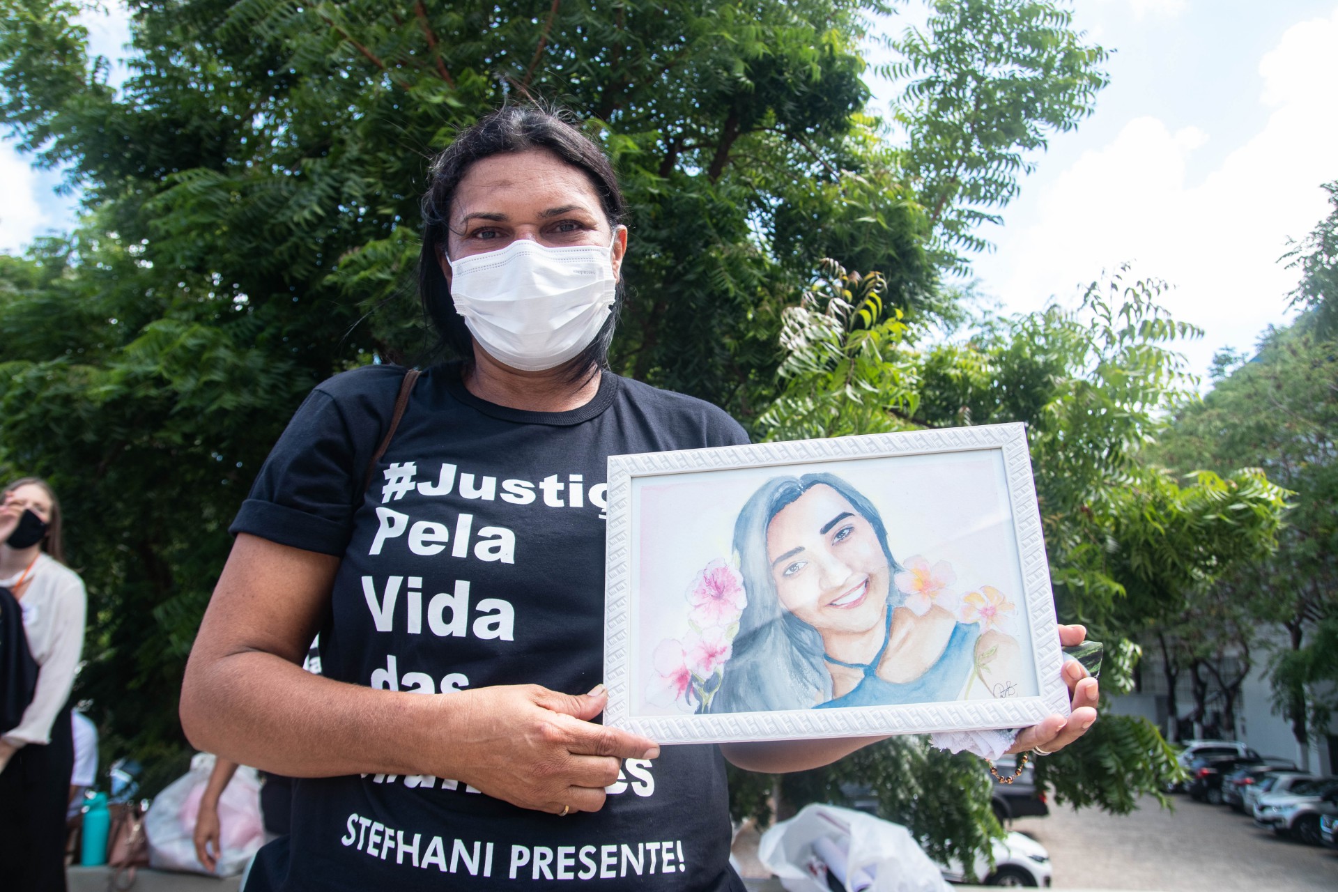 ￼ROSILENE Brito, mãe da vítima, segura retrato de Stefhani (Foto: FERNANDA BARROS/especial para o Povo)