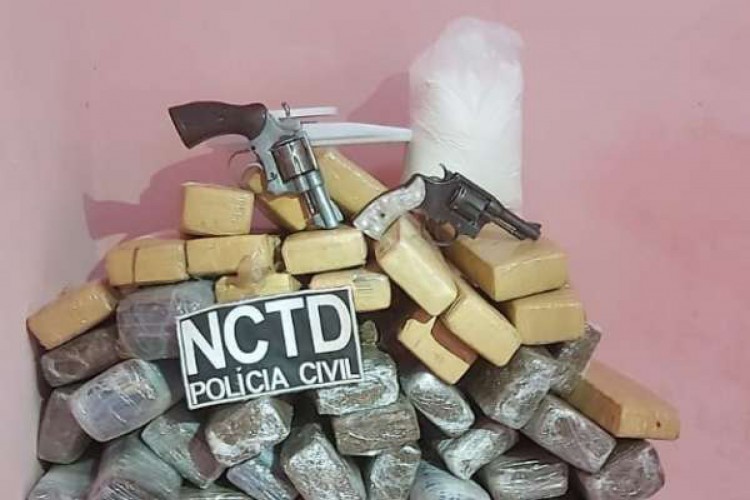 Foram apreendidos ainda vários materiais utilizados para comercialização dos entorpecentes