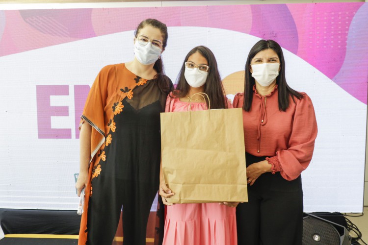 ￼LUCIANA DUMMAR, Maria Lorrany Alves e Jucineide Fernandes durante solenidade de entrega de prêmios 