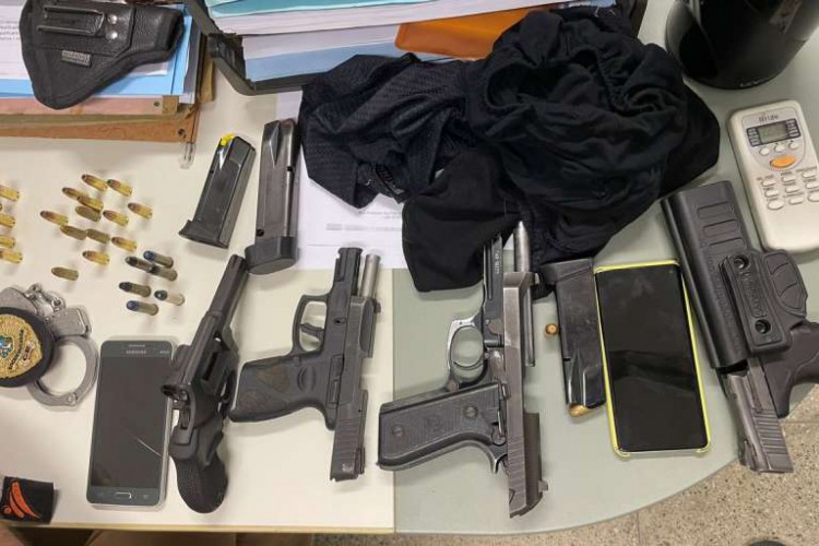 Foram apreendidas ainda quatro armas, sendo três pistolas e um revólver, munições, balaclavas e o veículo utilizado no sequestro 
