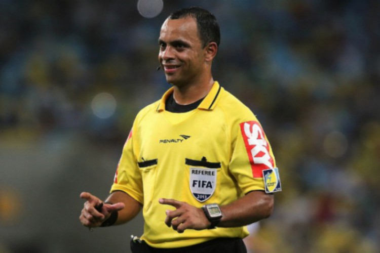 Sávio Pereira Sampaio apita Palmeiras x Ceará na última rodada da Série A 2021. 