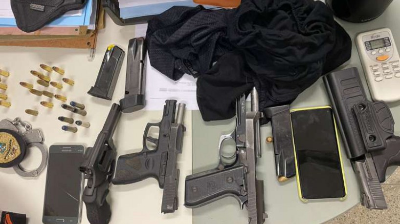 Foram apreendidas ainda quatro armas, sendo três pistolas e um revólver, munições, balaclavas e o veículo utilizado no sequestro (foto: Divulgação/SSPDS)