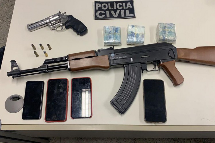 13 pessoas foram presas suspeitas de envolvimento em organização criminosa. Com elas foram apreendidos um simulacro de fuzil, uma arma de fogo, drogas, dinheiro e aparelhos eletrônicos. 