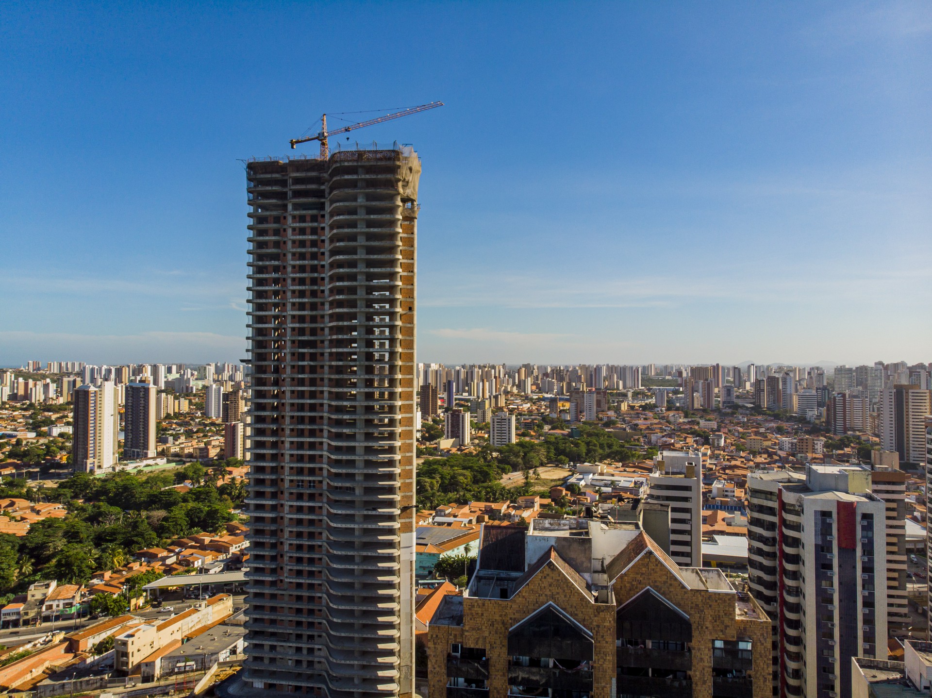 ￼CONSTRUÇÃO de arranha-céu na orla de Fortaleza (Foto: FCO FONTENELE)