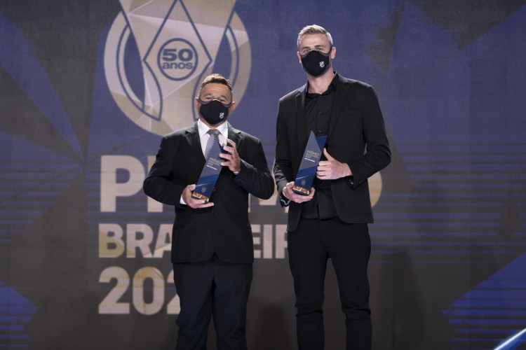 Klaus e Orlando, do Ceará, ganharam o troféu Não é só Futebol, da CBF. 
