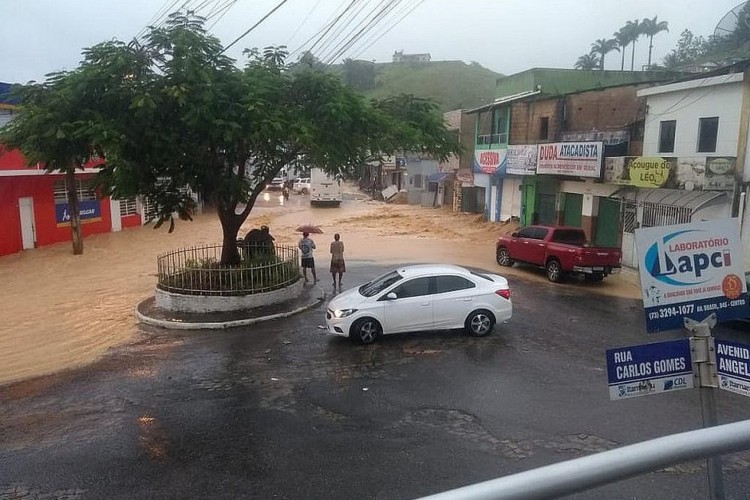 MORADORES de Itamaraju ficaram ilhados 