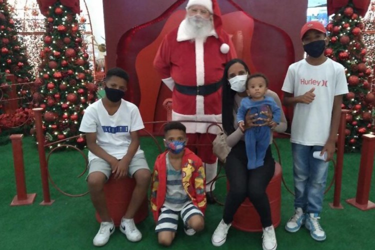 Em shopping de São Paulo, Papai Noel lança ofensas racistas contra família 
