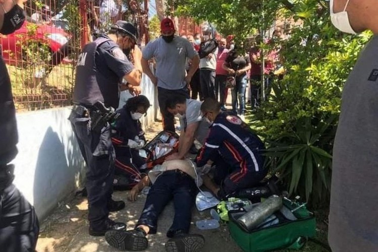 O homem de 70 anos estava em fila sob sol intenso enquanto aguardava sua demissão da ProGuaru, companhia pública que está sendo extinta 