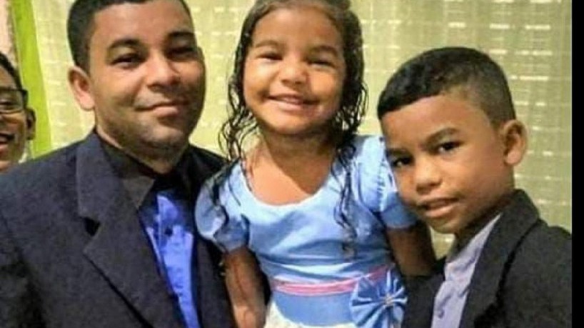 Crianças ao lado do pai, que sobreviveu à tragédia (foto: Acervo Pessoal)