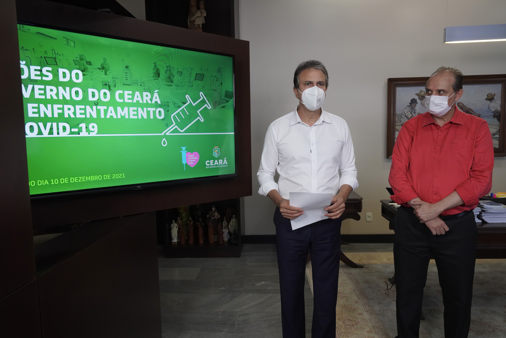 ￼GOVERNADOR Camilo Santana anunciou a exigência do passaporte da vacina ao lado do secretário Marcos Gadelha  (Foto: carlos gibaja/Governo do Estado do Ceará)
