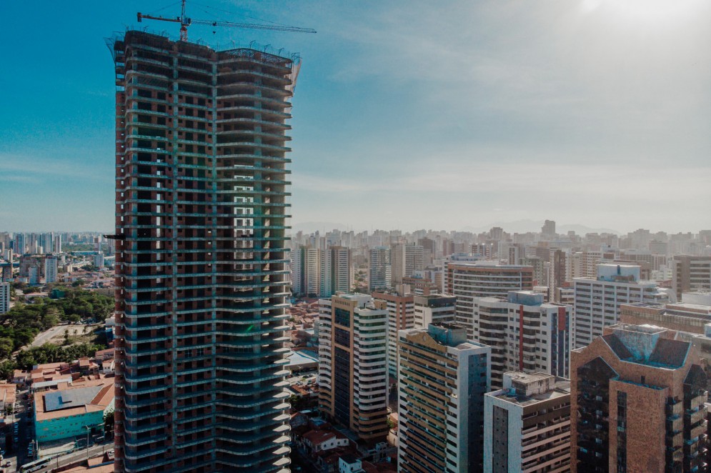 FORTALEZA-CE, BRASIL, 09-12-2021: Serão construídos 8 empreendimentos considerados arranha céu em Fortaleza. Na foto imagens de uma dessas construções em comparativo com a média de altura das outras construções. (Foto: Fco Fontenele/O Povo).(Foto: FCO FONTENELE)