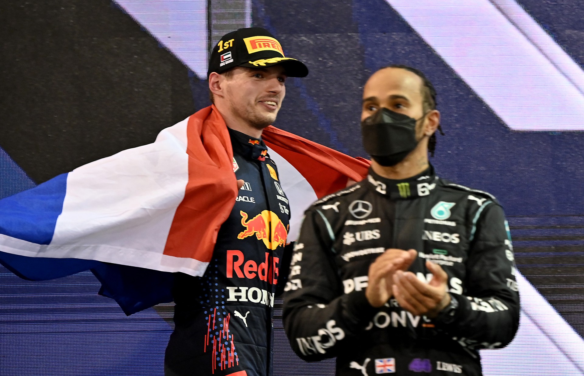 Max Verstappen e Lewis Hamilton no pódio do GP de Abu Dhabi (Foto: Giuseppe CACACE / AFP))