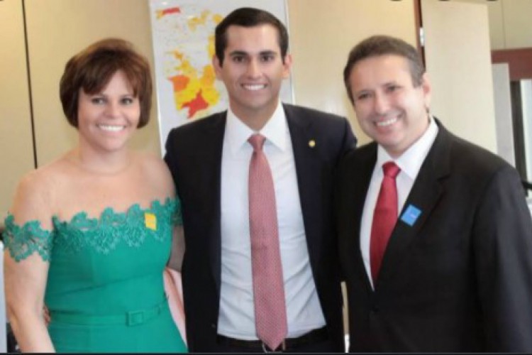 Deputado federal Domingos Neto, sua mãe e prefeito de Tauá, Patrícia Aguiar, e o pai, Domingos Filho. Todos do PSD, eles comandam a política do Sertão dos Inhamuns