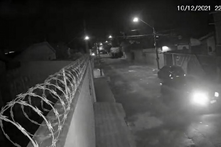 Imagens do carro com criminosos momentos antes de invadirem a casa 