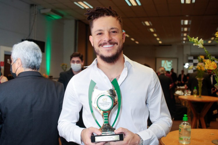 Lucas Crispim recebeu o troféu Jornalista Flávio Ponte de melhor jogador do Estado em 2021. 