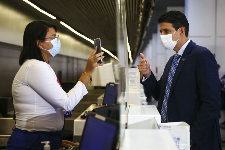 Passageiros testam o Embarque + Seguro, programa de reconhecimento facial para embarque em aeroportos.