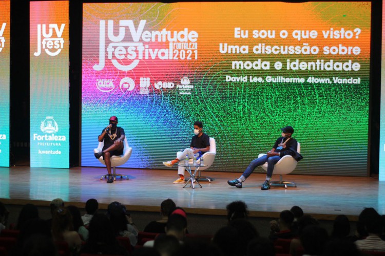 Primeiro dia do JuvFest teve palestras, oficinas e diversas atividades culturais