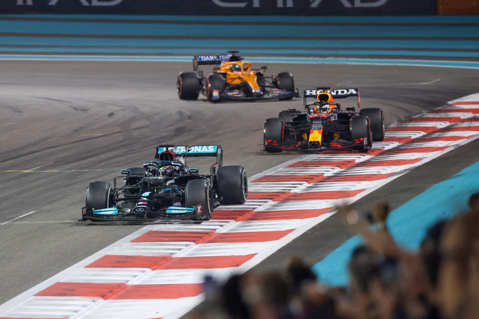 Carros de Lewis Hamilton, de Mercedes, e Max Verstappen, da Red Bull, no GP de Abu Dhabi de Fórmula 1 (Foto: Giuseppe CACACE / AFP)