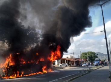 Ônibus pega fogo na CE-065, na entrada do município de Maranguape 