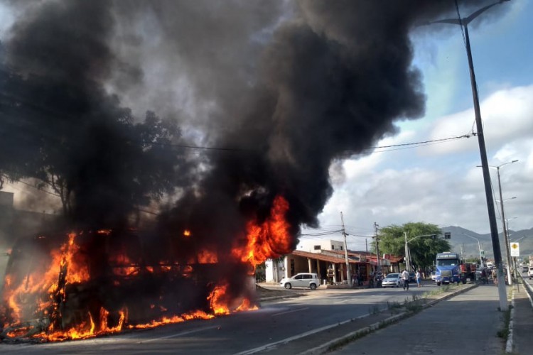 Ônibus pega fogo na CE-065, na entrada do município de Maranguape