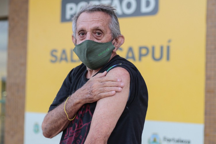 Aposentado Ant&ocirc;nio Chaves, 65, aproveitou mutir&atilde;o para atualizar esquema de vacina&ccedil;&atilde;o, que j&aacute; estava atrasado h&aacute; mais de um m&ecirc;s